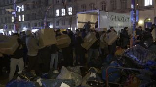Menschen in Berlin-Moabit transportieren Kartons mit Spenden für die Überlebenden des Erdbebens in Syrien und der Türkei. (Bild: TV News Kontor)