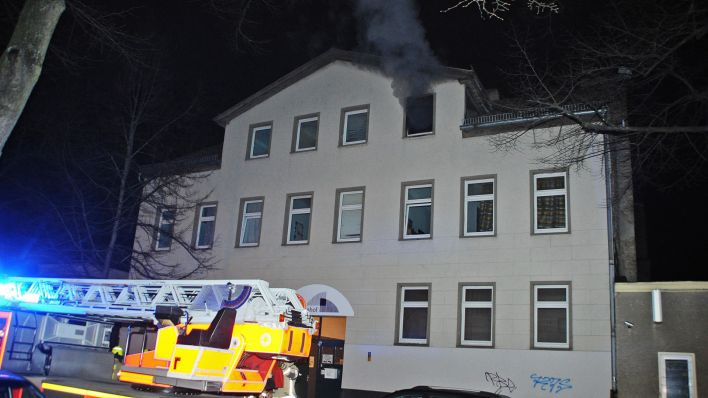 Ein Feuerwehrauto im Einsatz bei einem Brand in einem Wohnhaus.(Quelle:Morris Pudwell)