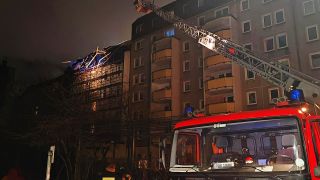 Nach einem Unwetter sind Feuerwehrleute im Einsatz bei einem Dachschaden in Berlin-Friedrichshain.(Quelle:Morris Pudwell)