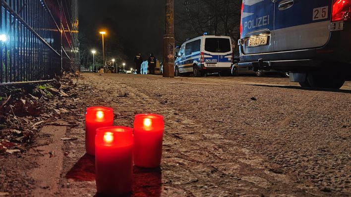Kerzen stehen in der Nacht vom 21.02.2023 in der Nähe des Tatorts, an dem eine Fünfjährige getötet wurde. (Quelle: Morris Pudwell)