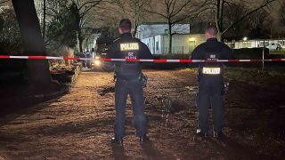 Polizeibeamte hinter Absprerrung in Berlin-Pankow, nachdem dort eine Vierjährige tot aufgefunden worden ist (Quelle: Dominik Totaro)