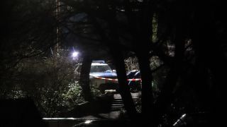 Die Berliner Polizei ist im Bürgerpark Pankow im Einsatz, wo ein vermisstes vierjähriges Mädchen tot aufgefunden wurde. (Quelle: Morris Pudwell)