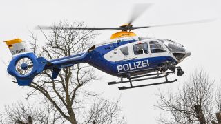 Ein Hubschrauber der Polizei landet am 16.03.2018 in Lübben. (Quelle: dpa-Zentralbild/Patrick Pleul)