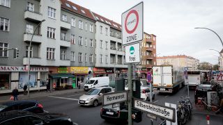 Zahlreiche Autos passieren die Kreuzung an der Silbersteinstraße und Hermannstraße in Berlin-Neukölln (Quelle: dpa/Kay Nietfeld)