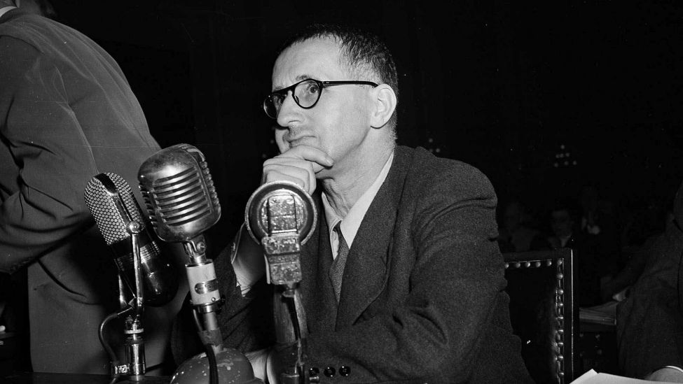 Bertolt Brecht wird wegen unamerikanischer Aktivitäten in Washington D.C. angeklagt. (Quelle: dpa/AP)