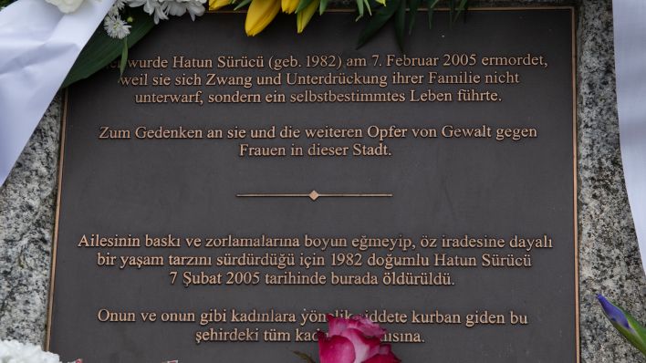 Blumen und Kränze liegen am 07.02.2020 an der Gedenkstelle für Hatun Sürücü im Stadteil Neukölln. (Quelle: dpa/Paul Zinken)