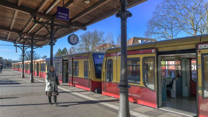 Eine Frau läuft auf einem Bahnsteig der Linie S1 (Quelle: dpa/Bildagentur-online/Schoening).