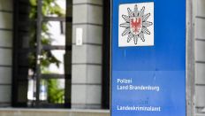 Ein Schild weist auf dem Gelände vom Landesbehördenzentrum auf die "Polizei Land Brandenburg" und das Landeskriminalamt hin, aufgenommen am 06.07.2020. (Quelle: dpa/Jens Kalaene)