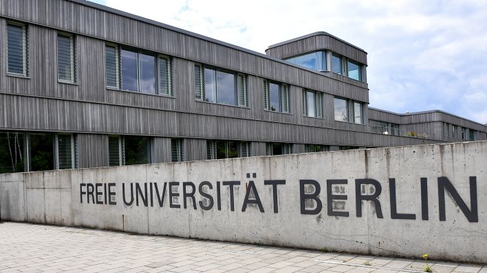 Symbolbild: Der Schriftzug "Freie Universität Berlin" (Quelle: dpa/Jens Kalaene)