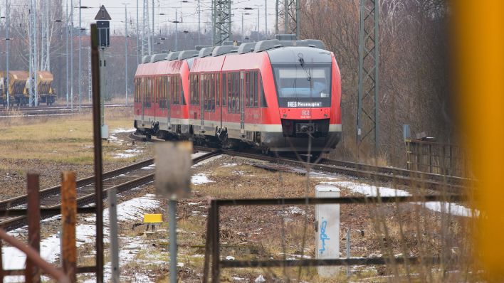 Archivbild: Der Regionalexpress RE6 fährt am 02.02.2021 nach der Abfahrt vom Bahnsteig 1 des Bahnhofes in Richtung Neuruppin. (Quelle: dpa-Zentralbild/Soeren Stache)