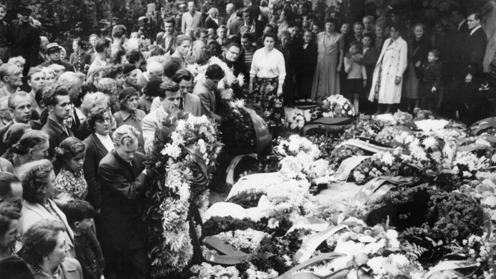 Nachdem der Dramatiker Bertolt Brecht am Morgen des 17. August 1956 in aller Stille auf dem Dorotheenstädtischen Friedhof in Ost-Berlin beigesetzt worden war, treffen zahlreiche Kranzspenden am Grab des prominenten Dichters ein. (Quelle: dpa)