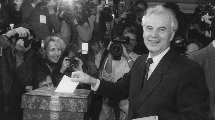 DDR-Ministerpraesident Hans Modrow bei der Stimmabgabe zur Volkskammerwahl in Berlin am 19.03.1990. (Quelle: Picture Alliance)