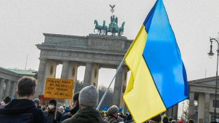 Archivbild: Mehr als 100.000 Teilnehmer auf der Demonstration gegen den russischen Einmarsch in der Ukraine am 27 Februar 2022