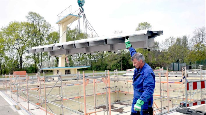 Archiv: Im Sommerbad Wilmersdorf wird im April 2022 ein Edelstahlelement transport, das für die Auskleidung des Sprungbeckens bestimmt ist. (Foto: dpa)