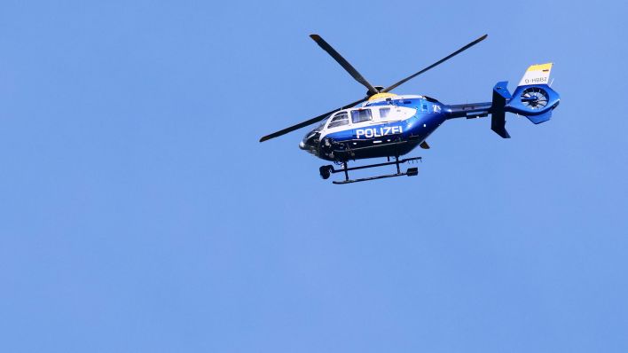 Archivbild: Ein Polizeihubschrauber fliegt am 21.06.2022 im Suedwesten von Berlin, an der Landesgrenze zu Brandenburg, am Himmel. (Quelle: dpa/Wolfram Steinberg)