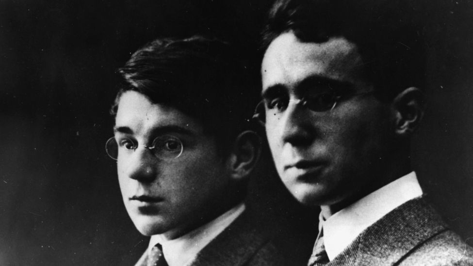 Bertolt (rechts) mit Bruder Walter im Frühjahr 1917 in Berlin. (Quelle: Picture Alliance/akg-images)