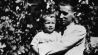 Bertolt Brecht mit seinem Sohn Stefan (geb.1924) aus seiner Beziehung mit Helene Weigel, die er 1928 heiratet. (Quelle: dpa/akg-images)