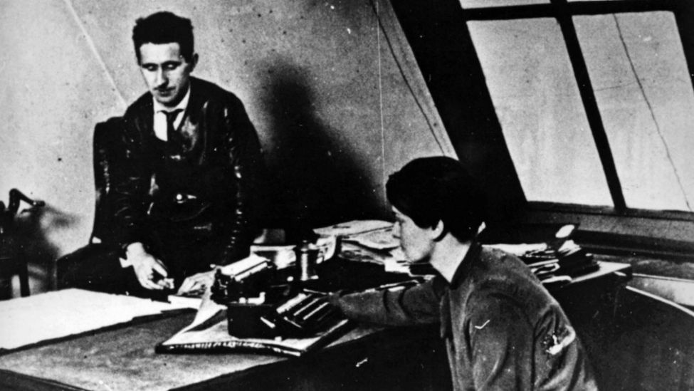 Bertolt Brecht bei der Arbeit mit Elisabeth Hauptmann in seinem Atelier 1927 in Berlin. (Quelle: Picture Alliance/akg-images)