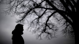 Symbolbild: Eine Frau steht am 09.02.2012 in in Hannover neben einem Baum. (Quelle: dpa-Bildfunk/Julian Stratenschulte)