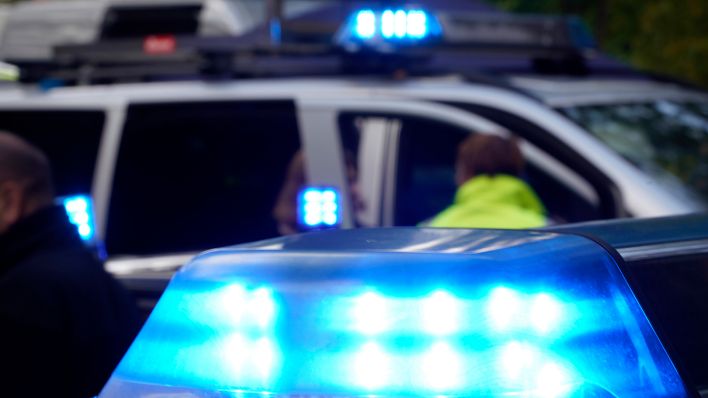 Symbolbild: Blaulicht auf Polizeifahrzeug (Quelle: dpa/Thomas Bartilla)