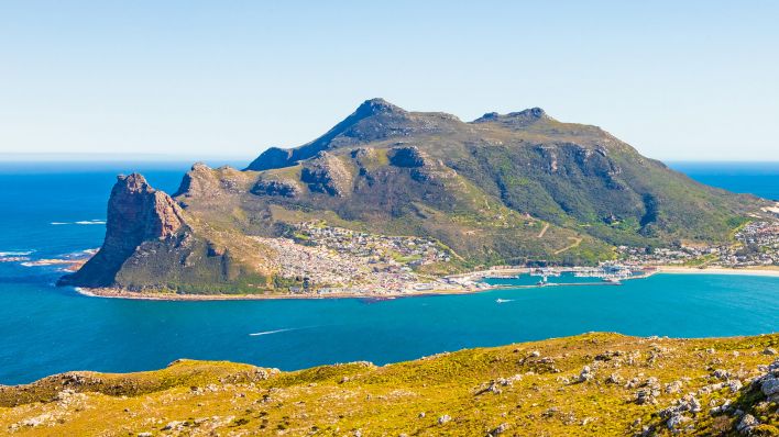 Der Vorort Hout Bay am Karbonkelberg in Kapstadt, Südafrika, aufgenommen am 13.09.2022. (Quelle: Picture Alliance/Michael Turner)