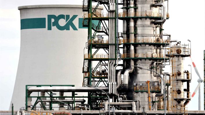 Ein Turm mit einem PCK-Logo ist auf dem Gelände der PCK-Raffinerie zu sehen. (Foto: Jörg Carstensen/dpa)