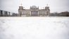 Auf der Wiese vor dem Reichstagsgebäude liegt am 06.02.2023 Schnee. (Quelle: dpa/Fabian Sommer)