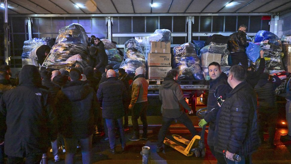 Menschen beladen am 06.02.2023 einen Lkw mit Hilfsgütern für die in der Türkei und in Syrien betroffenen Gebiete. (Quelle: dpa/Abdulhamid Hosbas)