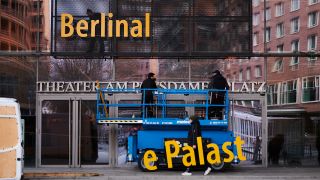 Im Rahmen der Berlinale Vorbereitungen werden am 10.02.2021 sowohl der Berlinale-Bär als auch der Schriftzug an den Berlinale Palast angebracht. (Quelle: dpa/Annette Riedl)