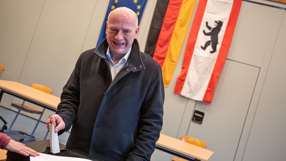 Kai Wegner, Spitzenkandidat der Berliner CDU, gibt am 12.02.2023 im Wahllokal seine Stimme für die Wiederholungswahl des Berliner Abgeordnetenhaus ab. (Quelle: dpa/Fabian Sommer)