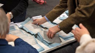 Wahlhelfer sichten am 12.02.2023 nach der wiederholten Wahl im City Cube die Stimmzettel der Briefwähler. (Quelle: dpa/Paul Zinken)