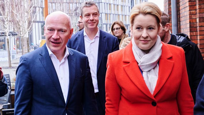 Kai Wegner (l, CDU), Spitzenkandidat und Landesvorsitzender seiner Partei, und Franziska Giffey (r, SPD), Regierende Bürgermeisterin von Berlin, kommen am 17.02.2023 auf dem EUREF-Campus zu Sondierungsgesprächen zusammen (Quelle: dpa/Annette Riedl)