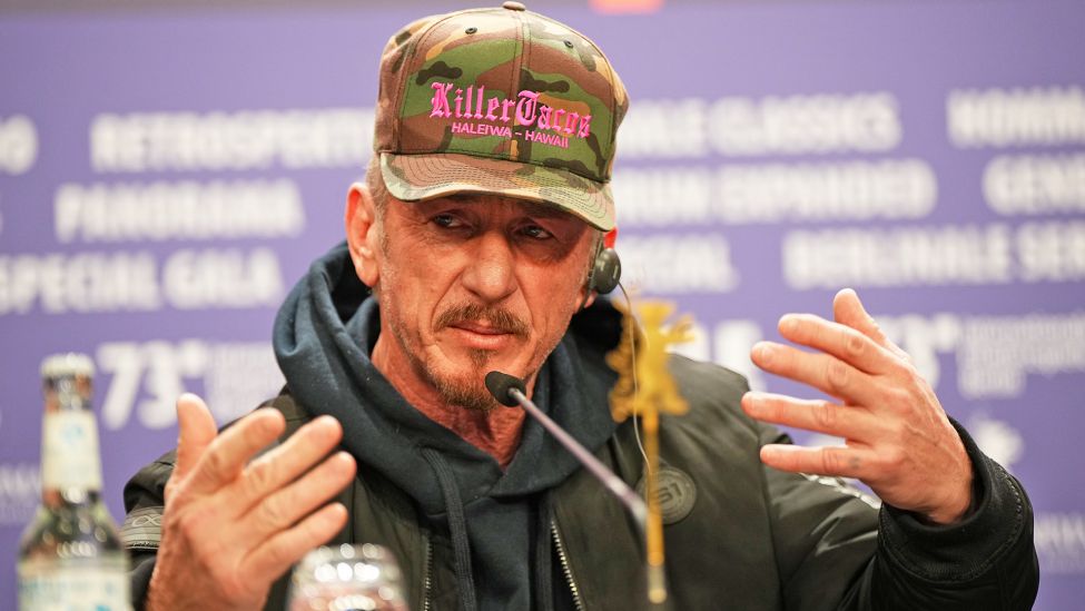 Sean Penn, Schauspieler, spricht am 18.02.2023 bei der Pressekonferenz zum Film "Superpower" im Rahmen der Berlinale. (Quelle: dpa-Bildfunk/Soeren Stache)