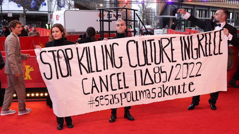 Argyris Xafis (r) Schauspieler, hält mit anderen Castmitgliedern ein Banner mit der Aufschrift "Stop killing culture in Greece" auf dem roten Teppich vor der Premiere des Films "Music", der im Wettbewerb der Berlinale läuft. (Quelle: dpa-Bildfunk/Gerald Matzka)
