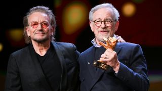 Der irische Musiker Bono (l) zeichnet am 21.02.2023 US-Regisseur Steven Spielberg mit dem Goldenen Ehrenbären der Berlinale aus. (Quelle: dpa/Jens Kalaene)