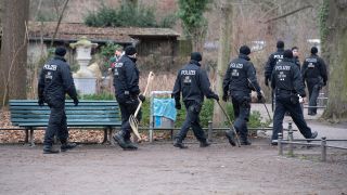 Polizeibeamte durchsuchen am 22.02.2023 den Bürgerpark in Pankow. (Quelle: dpa/Paul Zinken)