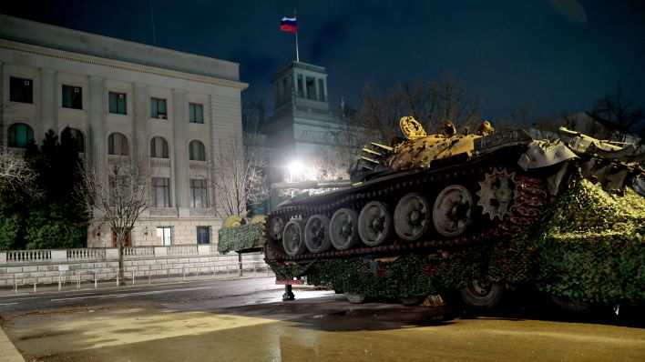 Ein in der Ukraine zerstörter russischer Panzer T-72 steht am 24.02.2023 auf einem Hänger vor der Botschaft Russlands Unter den Linden. (Quelle: dpa/Carsten Koall)