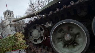 Ein zerstörter russischer Panzer steht am 24.02.2023 vor dem Gebäude der russischen Botschaft. (Quelle: dpa/Paul Zinken)