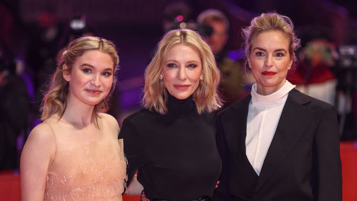 Cate Blanchett, Nina Hoss und Sophie Kauer präsentieren den Film ''TAR'' auf der Berlinale. (Quelle: dpa/Marina Takimoto)