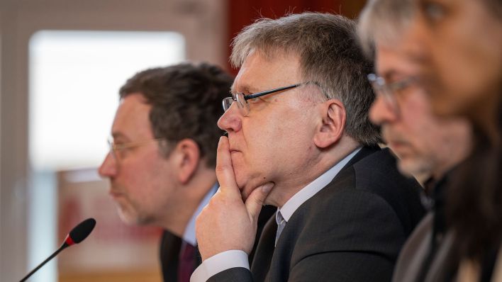 Landeswahlleiter Stephan Bröchler sitzt beim Landeswahlausschusses zur Wiederholungswahl in Berlin vor einem Mikrofon (Quelle: dpa/Monika Skolimowska).
