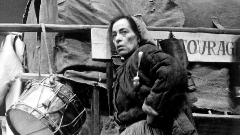 Das Archivbild vom 11. Januar 1948 zeigt Helene Weigel als "Mutter Courage" während der Premiere im Deutschen Theater in Ost-Berlin. (Quelle: dpa-Bildfunk/ADN)
