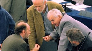 Die beiden Europa-Abgeordneten der PDS , Hans Modrow (2.v.r) und Helmuth Markov (r), unterhalten sich am 21.07.1999 im Plenarsaal des Europaparlaments in Straßburg. (Quelle: dpa/Rolf Haid)