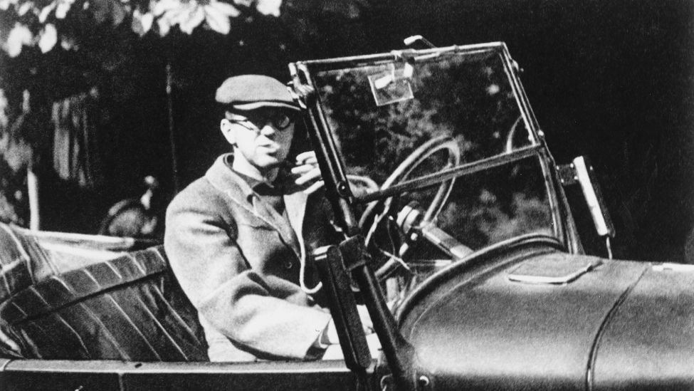 Brecht in seinem alten Ford auf der Insel Langeland. - Foto, 1936. (Quelle: dpa/akg-images)