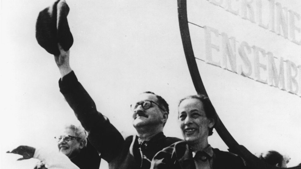 Brecht mit seiner Lebensgefaehrtin, der Schauspielerin Helene Weigel (1900- 1971), bei der Mai-Demonstration 1954. (Quelle: Picture Alliance/akg-images)