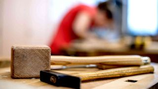 Illustration: Ein Holzhobel liegt an einer Berufsschule auf einem Tisch. (Foto: Sebastian Gollnow/dpa)