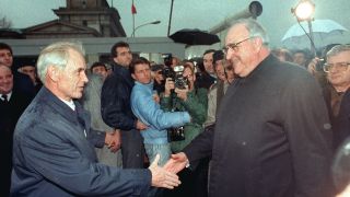 Archivbild: Der Ministerpräsident der DDR, Hans Modrow (l), empfängt Bundeskanzler Helmut Kohl (CDU) am 22.12.1989 auf der Ostseite des Brandenburger Tores in Berlin. (Quelle: dpa-Bildfunk)