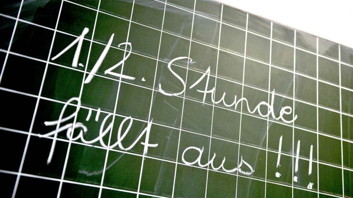 Archiv: Auf einer Tafel steht in einer Grundschule "1./2. Stunde fällt aus!!!" (Foto: Caroline Seidel/dpa)