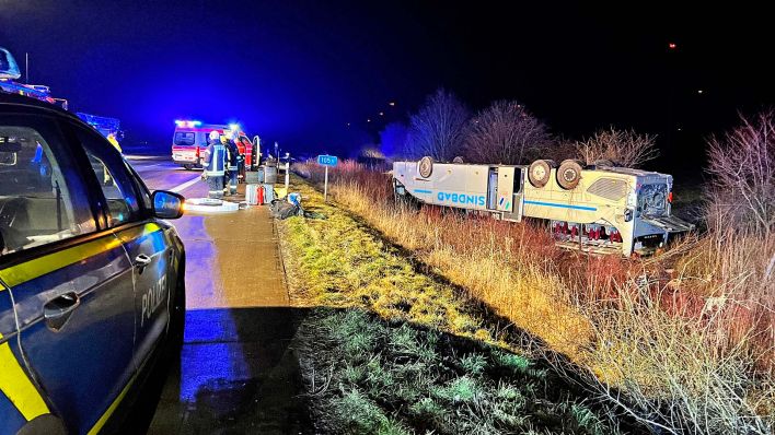 Ein Bus eines Reiseunternehmens aus Polen liegt nach einem Unfall auf der A2 bei Bornstedt auf dem Dach.(Quelle:dpa/T.Schulz)