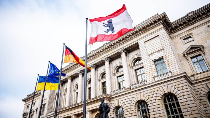 Die Berliner Flagge weht vor der Wiederholungswahl am Sonntag vor dem Berliner Abgeordnetenhaus.(Quelle:dpa/F.Sommer)