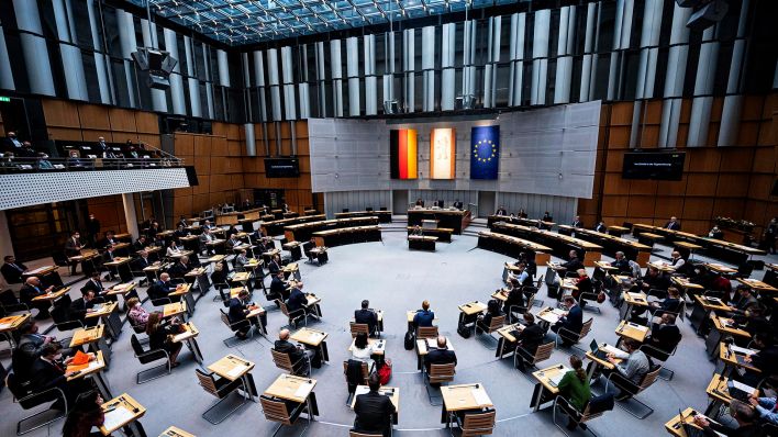 Symbolbild:Abgeordnete im Plenarsaal des Berliner Abgeordnetenhauses.(Quelle:dpa/F.Sommer)